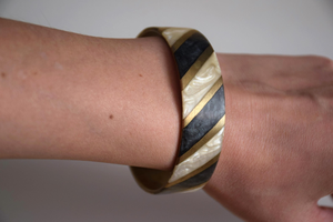 Brazalete de resina acrílica de calidad premium, joyería elegante para niñas y mujeres a los precios más bajos. - Product Image 6