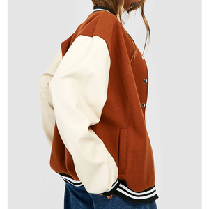 แจ็คเก็ตวาร์ซิตี้แบบ Letterman พรีเมียมสำหรับผู้ชาย แบรนด์ OEM ดีไซน์ทันสมัย แขนหนังบุขนแกะ เหมาะสำหรับฤดูหนาว ตกแต่งด้วยผ้าปะติดปะต่อ  แจ็คเก็ตสำหรับผู้หญิง - Product Image 2