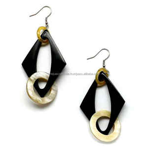 Boucles d'oreilles en corne de buffle, design élégant et écologique, art populaire, accessoires de mode stylés, thème animalier, technique polie, collection 2025 - Product Image 2