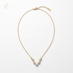 Collier Pendentif Tulipe de Luxe Plaqué Or avec Zircon Blanc pour Femme, Bijoux Indiens Tendance, Idéal pour Mariage, Vente en Gros Fabricant - Product Image 1