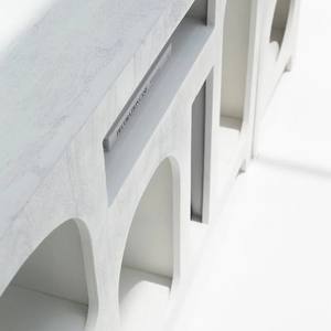Consola de Exhibición Pintada en Blanco Vandana Sierra Nova, Diseño Moderno y Minimalista con Acentos de Madera - Product Image 2