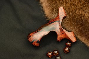 Slingshot en acier inoxydable avec motif grainé rouge intense et billes ambrées pour usage extérieur - Product Image 1