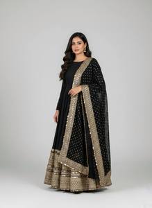 ชุดเดรสงานแต่งงานแบบ Anarkali ดีไซน์หรูหรา พร้อมผ้าคลุมไหล่ปักลายลูกไม้ และกระโปรงผ้าเครปธรรมชาติ - Product Image 1
