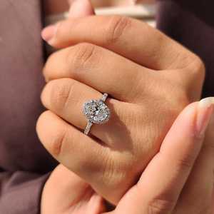 Anillo de compromiso clásico con halo de moissanita ovalada brillante de 2 quilates, plata 925 original, joyería para fiesta de boda para ella - Product Image 2