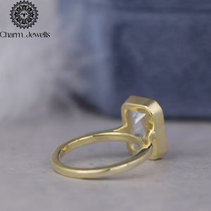 Bague de fiançailles classique pour femme Charm_Jewells, plaquée or 18 carats, sertie de moissanite taille coussin, style géométrique, IGI - Product Image 4