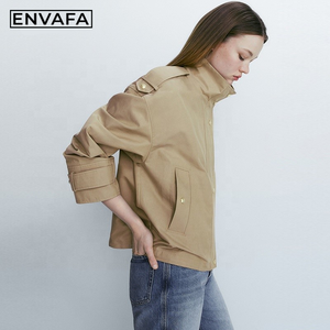 Gabardina Delgada Impermeable Personalizada con Logotipo, Corta, Informal, con Botones Dorados, Cuello Camisero, para Mujer - Product Image 5