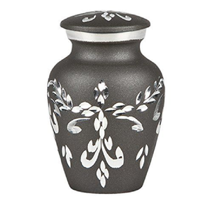 Urne rose doux avec une bande décorative en laiton présentant des motifs de cœurs et de feuilles. Disponible aux prix de gros. - Product Image 5