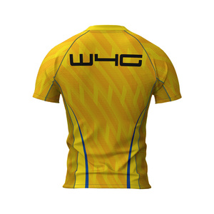 T-shirt personnalisé pour homme, jaune, imprimé géométrique, séchage rapide, manches courtes, col rond, avec surpiqûres contrastées et logo sur le devant et le dos - Product Image 3