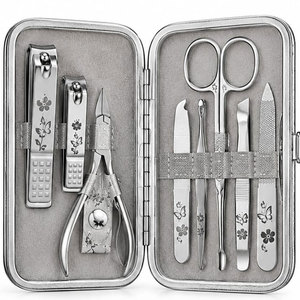 Kit de manucure et pédicure en acier inoxydable 7 pièces avec motif floral dans un étui métallique - Product Image 3