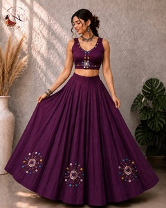 Ensemble Lehenga Choli de couleur violette avec jupe brodée et haut court pour femmes, style indien traditionnel - Product Image 6