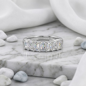 Bague à sept pierres serties de griffes, taille émeraude, 1,40 carat au total - Product Image 2