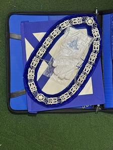 Conjunto de Regalia Past Master – Delantal Past Master, Collar de Cadena, Guantes Blancos y Estuche de Transporte, Kit de Regalia Masónica con Escuadra y Compás - Product Image 5