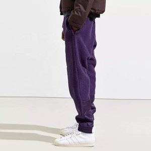 Pantalones deportivos de algodón suave estilo urbano para hombre con logotipo personalizado, cintura elástica y diseño apilado. - Product Image 6