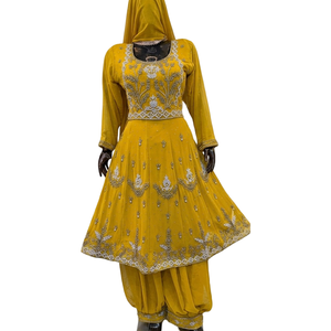 Ensemble Kurti/Frock en Georgette rose FAMUCAAS brodé à la main en Afghanistan, avec bas de robe Salwar Afghani, pour mariage ou fête. - Product Image 4