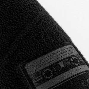 Sudadera con capucha negra gruesa especial de invierno con estampado gráfico retro de cinta de casete con efecto neón, estilo urbano, unisex. - Product Image 5