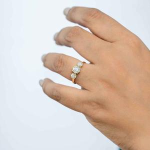 แหวนเพชรโมอิสซาไนต์สามเม็ดคุณภาพส่งออก ดีไซน์หรูหรา ทอง 14K สำหรับเป็นของหมั้นหรือของขวัญวันครบรอบ มีจำหน่ายในราคาที่ดีที่สุด - Product Image 4