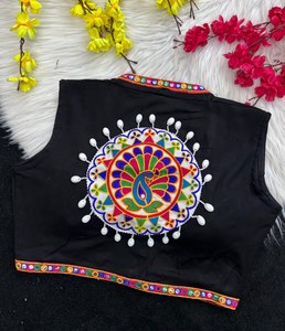Blusa de Rayón Especial para Navratri con Trabajo Kodi, Diseño Abierto por Delante, Acolchada, Colección de Blusas Étnicas de Diseñador - Product Image 3