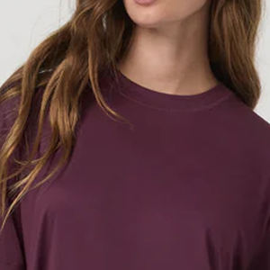 T-shirt décontracté pour femme à col rond, coupe ample, en tissu doux et respirant, design tendance à prix abordable et direct usine - Product Image 2