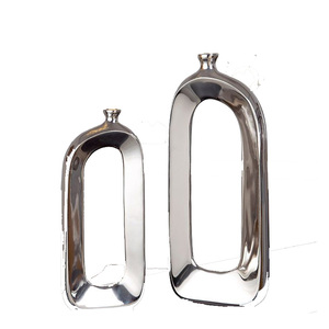 Vase à fleurs en aluminium de style industriel moderne avec base surélevée pour une décoration intérieure tendance et une présentation florale - Product Image 2