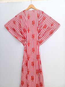 Robe maxi kaftan en coton à rayures rouges de qualité supérieure, imprimé homard, col en V bohème, manches courtes et coupe décontractée pour les vacances. - Product Image 2