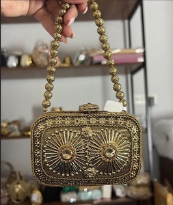 Pochette de soirée pour femme en laiton plaqué or, faite à la main, avec perles et travail Kundan, sangle chaîne, fermeture magnétique - Product Image 4