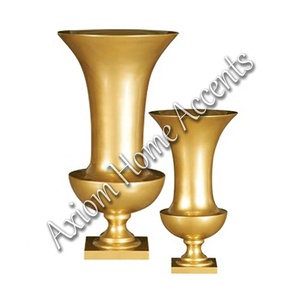 Jarrón de metal dorado contemporáneo con estética moderna, ideal para una decoración elegante del hogar por Axiom Home Accents - Product Image 6