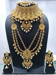 Conjunto de collar y aretes Kundan chapados en oro clásico indio con perlas artificiales y cristales, joyería de boda para mujeres. - Product Image 3
