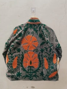 Veste en velours gris faite à la main avec broderies florales vertes et orange |   Veste artisanale indienne pour femmes - Product Image 6