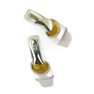 Golden FN7948 Sandalias de tacón Zapatilla elegante con diseño intrincado - Product Image 1