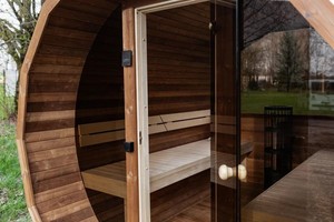Sauna nordique en bois naturel avec façade multi-facettes, résistant aux intempéries, avec bancs intégrés et porte en verre - Product Image 6