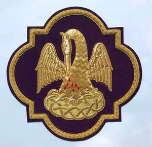 Aplique de Pelícano Bordado a Mano de Lujo para Vestimenta Católica con Efecto 3D en Terciopelo Rojo Oscuro - Product Image 2