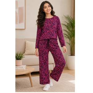 Conjunto de Ropa de Dormir Ecológica Stockify, Cómodo Traje de Noche para Mujer, Elegante Ropa de Dormir para Uso Diario - Product Image 1