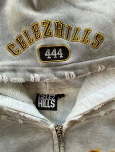 Hoodie court zippé personnalisé pour femme, style universitaire, avec lettres brodées, appliquées et bords bruts, streetwear premium - Product Image 3