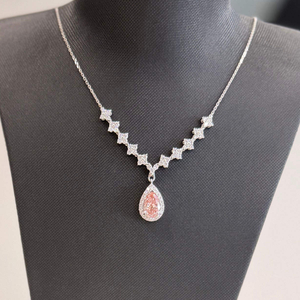 Collier élégant en moissanite avec pierre centrale rose taille poire, halo de diamants et chaîne géométrique en argent - Product Image 1