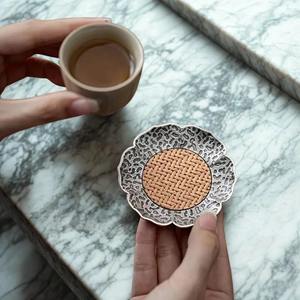 Mantel de Ratán con Borde Metálico en Forma Floral, Ideal para Decoración de Mesa de Cocina, Comedor y Fiestas, Hecho en India - Product Image 2