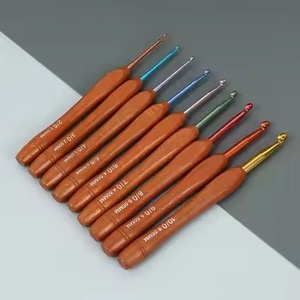 Ganchillo de Metal con Mango de Madera Premium para Tejer, Agarre Suave de Madera de Palisandro, Herramienta Artesanal Hecha a Mano para Proyectos de Ganchillo y Hilos - Product Image 3