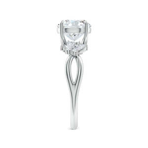 Anillo de compromiso Bardot con pavé de diamantes cultivados en laboratorio de corte redondo de 2.15 quilates y nueve diamantes en oro blanco de 14 quilates - Product Image 6