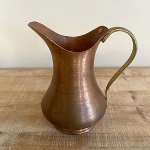 Pichet en cuivre artisanal gaufré avec poignée en laiton ornée, élégant décor de cuisine, carafe à eau en cuivre - Product Image 1