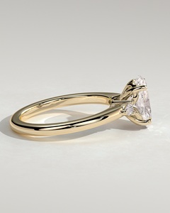 แหวนทองคำแท้ 14K ทรงวงรีประดับเพชรตรงกลาง พร้อมเพชรทรงหยดน้ำด้านข้าง แบบสามวง ได้รับการรับรองจาก IGI เพชรแล็บ 1.5 กะรัต แหวนหมั้น - Product Image 6
