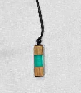 Collier pendentif en résine et bois naturel fait main de qualité supérieure avec fleurs séchées serties en clos, tendance pour cadeau ou usage quotidien - Product Image 1