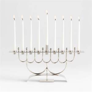 Menorah Moderna de Metal Plateado con Base Ancha Curvada, Elegante Iluminación de Mesa para Hanukkah - Product Image 2