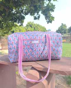 Bolsa de lona acolchada de algodón hecha a mano con estampado de bloques moderno, asas resistentes, espaciosa, ligera y perfecta para viajes de fin de semana o al gimnasio. - Product Image 1
