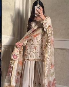 Traje de Diseñador Exclusivo en Chinon Pesado con Bordado de Lentejuelas, con Pantalones Plazzo y Dupatta, Estilo Salwar Kameez para Fiesta, para Mujer - Product Image 3