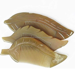 Peine de Cuerno Natural Pulido a Mano, Herramienta Rústica de Lujo para el Cuidado del Cabello - Product Image 1