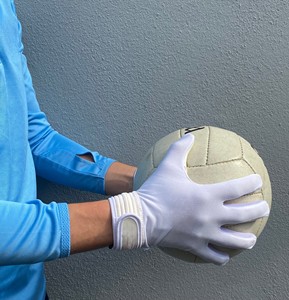 Gants de football en cuir synthétique respirant, design et logo personnalisables, pour la protection sportive en extérieur à prix abordable - Product Image 3