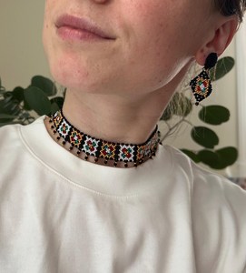 Conjunto de Collar y Pulsera con Cuentas Geométricas Étnicas para Mujer, Joyería Hecha a Mano con Patrones Coloridos, Base Negra, por UO - Product Image 3