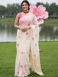 Sari traditionnel pour femme en coton blanc cassé, imprimé numérique Lotus rose, longueur ras du sol, infroissable et séchage rapide - Product Image 4