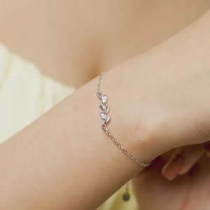 Cadeau de Noël pour la Saint-Valentin, bracelet réglable en argent sterling 925 plaqué rhodium avec feuilles glamour CZ pour femmes et filles - Product Image 1