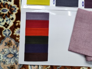 Tela satinada de alta calidad con textura suave y brillante, 58 pulgadas de ancho, ideal para sarees, vestidos y kurtis. Proveedor mayorista con el mejor precio. - Product Image 5