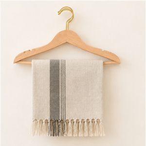Perchas de Madera Natural de Lujo Personalizadas con Gancho Giratorio Dorado, Perchas Ecológicas de Madera Maciza para Ropa de Boutique - Product Image 2